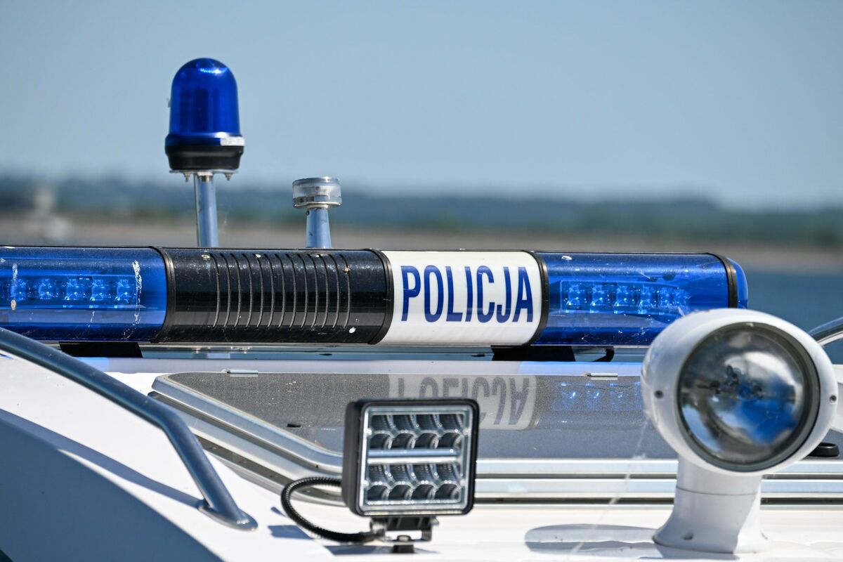 zdjęcie: część łodzi policyjnej z napisem policja 