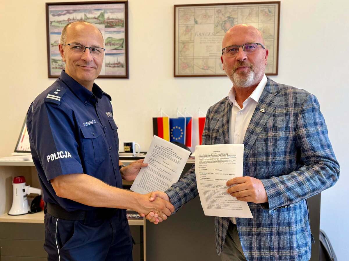 komendant Policji w Nysie oraz Buristrz Głuchołaz w trakcie gratulacji.