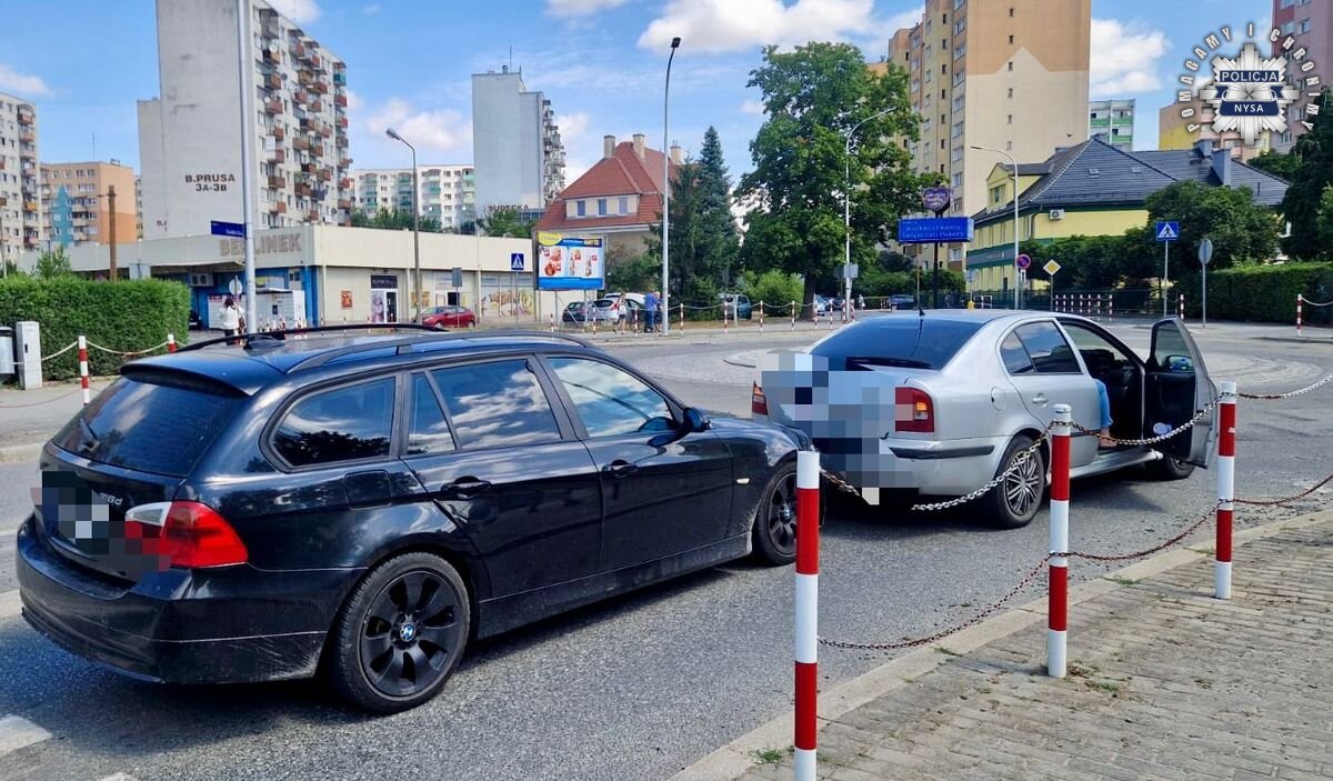 pojazdy uczestniczące w zdarzeniu znajdujące się na drodze 