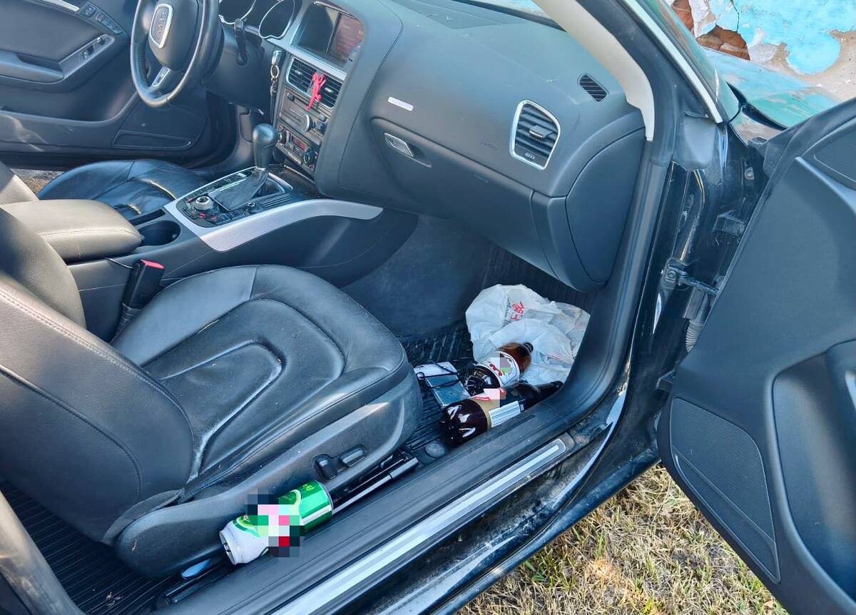 butelki po alkoholu w samochodzie