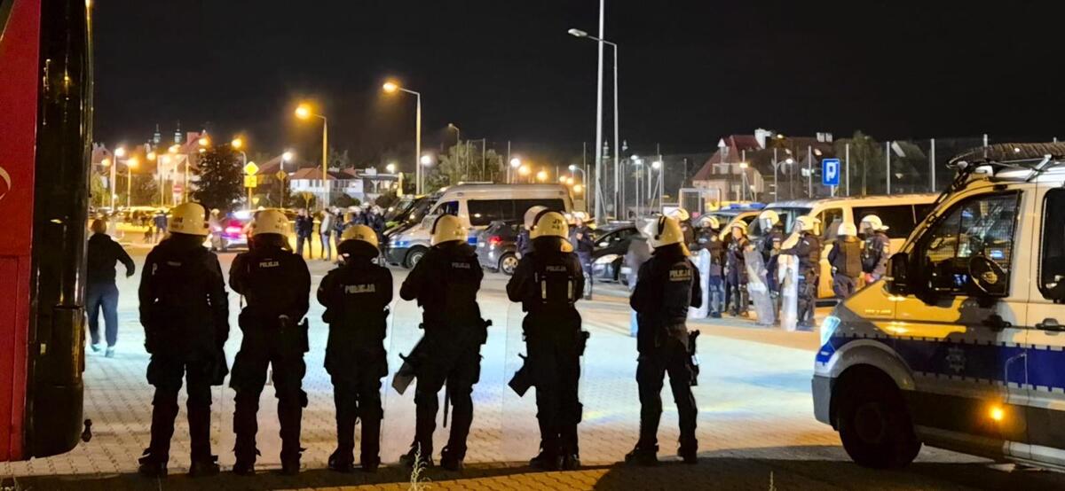 policjanci podczas zabezpieczenia meczu