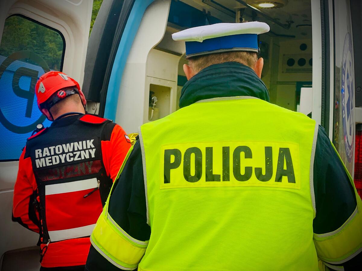 policjant z ratownikiem medycznym