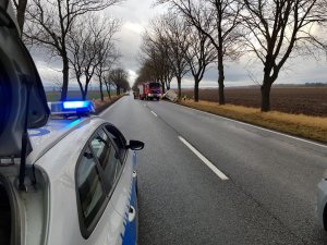 Radiowóz policyjny, w oddali widać wóz strażacki oraz fiata ducato po wypadku