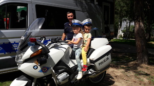 chłopiec i dziewczynka na motocyklu policyjnym