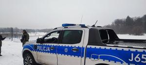 Na zdjęciu znajdują się policjanci oraz funkcjonariusze Państwowej Straży Rybackiej w Opolu podczas działań.