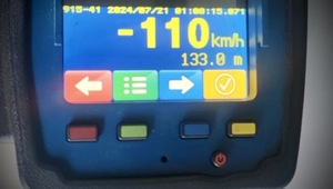 Na zdjęciu znajduje się ekran urządzenia do pomiaru prędkości z wynikiem -110km/h