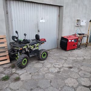 Na zdjęciach znajdują się skradzione, a następnie odzyskane rzeczy przez Policję. 
rower, quad, agregat, narzędzia,