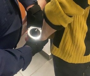 policjant zakłada kajdanki mężczyźnie