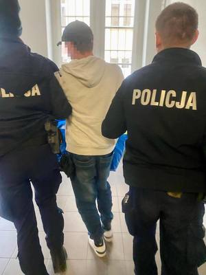 na zdjęciu znajduje się mężczyzna i dwóch policjantów