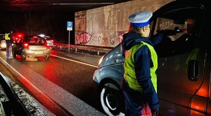 zdjęcie kolorowe: policjanci drogówki podczas kontroli trzeźwości