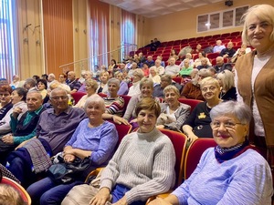 Kolorowe zdjęcia - spotkanie policjantów oraz przedstawicieli innych instytucji z seniorami w ramach programu opolski bezpieczny senior.