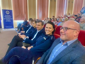 Kolorowe zdjęcia - spotkanie policjantów oraz przedstawicieli innych instytucji z seniorami w ramach programu opolski bezpieczny senior.