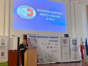 Kolorowe zdjęcia - spotkanie policjantów oraz przedstawicieli innych instytucji z seniorami w ramach programu opolski bezpieczny senior.
