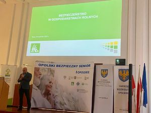 Kolorowe zdjęcia - spotkanie policjantów oraz przedstawicieli innych instytucji z seniorami w ramach programu opolski bezpieczny senior.