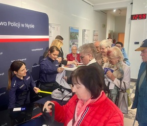 Kolorowe zdjęcia - spotkanie policjantów oraz przedstawicieli innych instytucji z seniorami w ramach programu opolski bezpieczny senior.