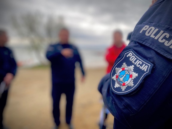 kolorowe zdjęcie- policjanci w trakcie rozmów
