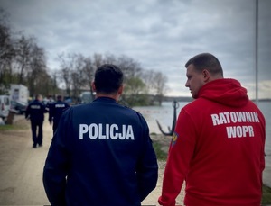 kolorowe zdjęcie- policjanci w trakcie rozmów