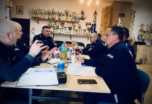kolorowe zdjęcie- policjanci w trakcie rozmów