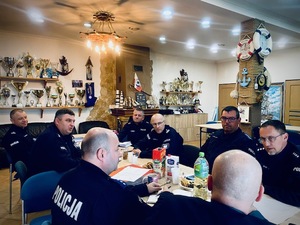 kolorowe zdjęcie- policjanci w trakcie rozmów