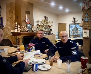 kolorowe zdjęcie- policjanci w trakcie rozmów