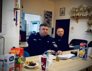 kolorowe zdjęcie- policjanci w trakcie rozmów