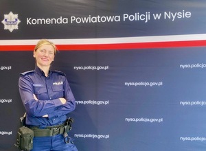 kolorowe zdjęcia - policjantka i jej pasja, spacer z psem, rękodzieła (talerze)