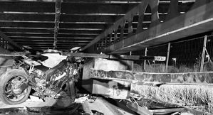 zdjęcie czarno białe - motocykl uczestniczący w zdarzeniu drogowym.