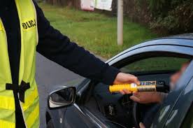 zdjęcie kolorowe: policjant badający trzeźwość