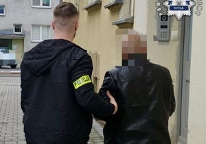 zdjęcie kolorowe: mężczyzna zatrzymany przez nyskiego policjnta