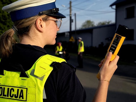 kolorowe zdjęcie - wydruk z urządzenia badania trzeźwości.