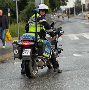 zdjęcie kolorowe: nyscy policjanci podczas zabezpieczenia biegu