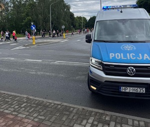 zdjęcie kolorowe: nyscy policjanci podczas zabezpieczenia biegu