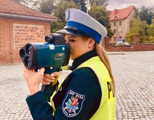 Policjantka z radarem.