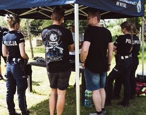 kolorowe zdjęcia na których widać funkcjonariuszy podczas szkolenia z zakresu pierwszej pomocy i korzystania ze staz taktycznych, tamowania krwotoków.