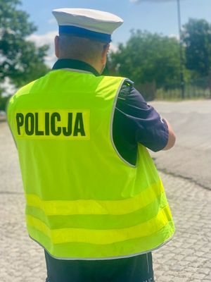 Kolorowe zdjęcie - policjanci podczas działań na drodze