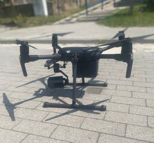 Kolorowe zdjęcie - policjanci podczas działań na drodze