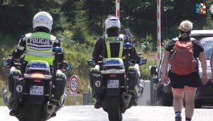 Kolorowe zdjęcia - policjanci z Polski oraz Czech podczas kontroli pojazdów, motocykli.