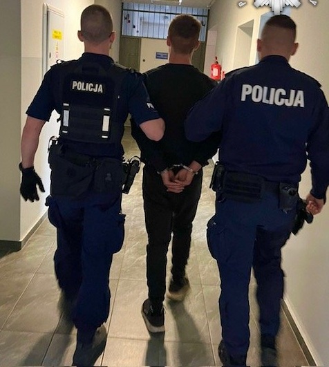 zdjęcie: policjanci prowadzą mężczyzna podejrzanego o rozbój