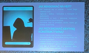 kolorowe zdjęcia - policjanci i młodzież podczas debaty