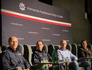kolorowe zdjęcia - policjanci i młodzież podczas debaty