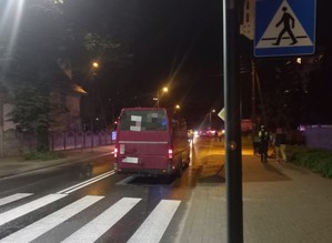 kolorowa grafika - pojazd będący na jezdni