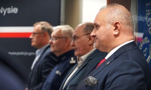 Grupa mężczyzn.