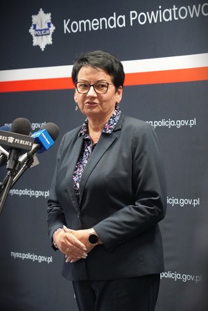 Kobieta przy mikrofonie.