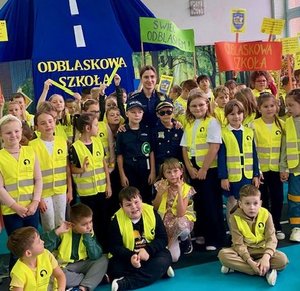 KOLOROWE GRAFIKI Z PRZEDSTAWIENIA ODBLASKOWA SZKOŁA