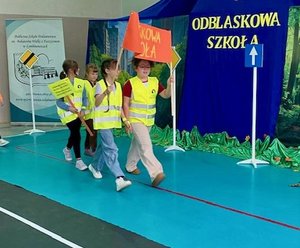 KOLOROWE GRAFIKI Z PRZEDSTAWIENIA ODBLASKOWA SZKOŁA