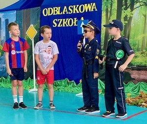 KOLOROWE GRAFIKI Z PRZEDSTAWIENIA ODBLASKOWA SZKOŁA