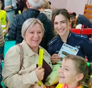 KOLOROWE GRAFIKI Z PRZEDSTAWIENIA ODBLASKOWA SZKOŁA