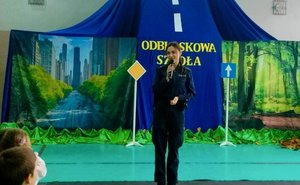 KOLOROWE GRAFIKI Z PRZEDSTAWIENIA ODBLASKOWA SZKOŁA