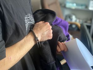 kolorowa grafika - ręce osoby w kajdankach