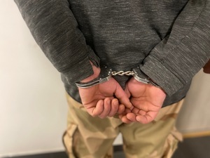 kolorowa grafika, dłonie mężczyzny z kajdankach